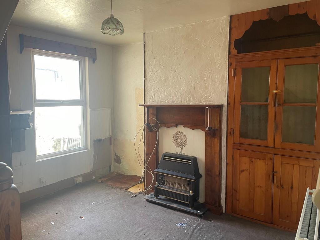 Lot: 151 - HOUSE IN NEED OF IMPROVEMENT - Dining room